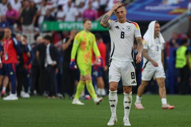 EM 2024: Spanien - Deutschland am 05.07.2024 in der Stuttgart Arena in Stuttgart Toni Kroos (Deutschland 8) unzufrieden, enttäuscht, enttaeuscht, niedergeschlagen.