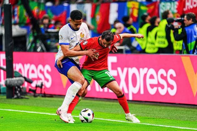 William Saliba (Frankreich, 17), Bernado Silva (Portugal, 10) GER, Portugal vs. Frankreich, Fussball Europameisterschaft, UEFA EURO, EM, Europameisterschaft,Fussball 2024, Viertelfinale, 05.07.2024 GER, Portugal vs. Frankreich, Fussball Europameisterschaft, UEFA Euro 2024, Viertelfinale, 05.07.2024 Hamburg Copyright: xEibner-Pressefoto MarcelxvonxFehrnx EP_MFN