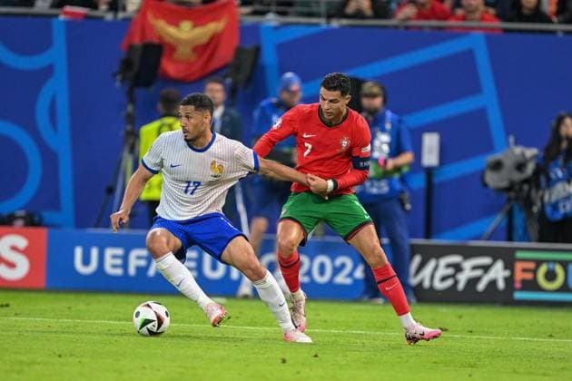 EM 2024: Portugal - Frankreich am 05.07.2024 im Volksparkstadion in Hamburg William Saliba 17 of France im Zweikampf gegen Cristiano Ronaldo 7 of Portugal