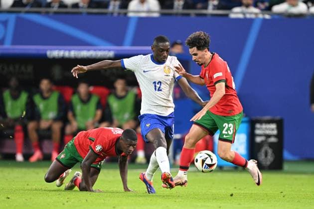 EM 2024: Portugal - Frankreich am 05.07.2024 im Volksparkstadion in Hamburg Randal Kolo Muani 12 of France im Zweikampf gegen Vitinha 23 of Portugal.