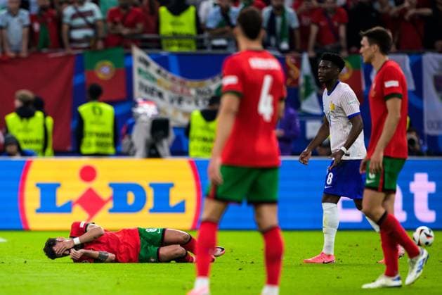 240705 Bruno Fernandes of Portugal in pain during the UEFA EURO, EM, Europameisterschaft,Fussball 2024 Football Championship Quarterfinal between Portugal and France on July 5, 2024 in Hamburg. Photo: Jesper Zerman BILDBYRAN kod JZ JZ0551 fotboll football soccer fotball fotbolls-em europamästerskap em uefa euro uefa european football championship euro 2024 portugal frankrike france bbeng bbauto jubel Copyright: JESPERxZERMAN BB240705JZ067