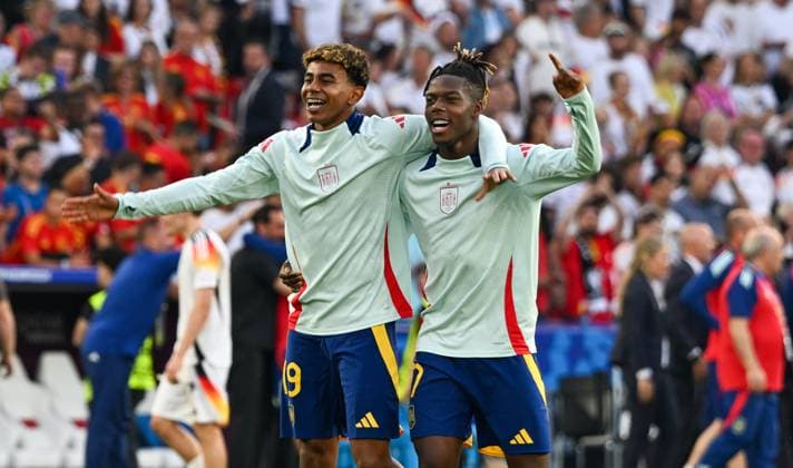 05.07.2024, xsltx, Fussball EM 2024 1 4 Finale, Deutschland - Spanien emspor, v.l. Mannschaft, Spieler, jubeln nach Spielende, celebrate at the end of the match Lamine Yamal (Spanien), Mikel Williams (Spanien) (DFL DFB REGULATIONS PROHIBIT ANY USE OF PHOTOGRAPHS as IMAGE SEQUENCES and or QUASI-VIDEO) Stuttgart