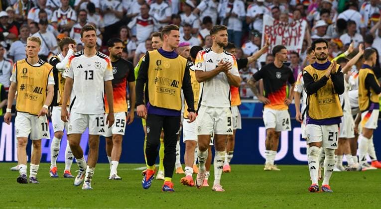 05.07.2024, xsltx, Fussball EM 2024 1 4 Finale, Deutschland - Spanien emspor, v.l. Mannschaft, Spieler, enttaeuscht, enttaeuscht schauend nach Spielende, dissapointed at the end of the match (DFL DFB REGULATIONS PROHIBIT ANY USE OF PHOTOGRAPHS as IMAGE SEQUENCES and or QUASI-VIDEO) Stuttgart