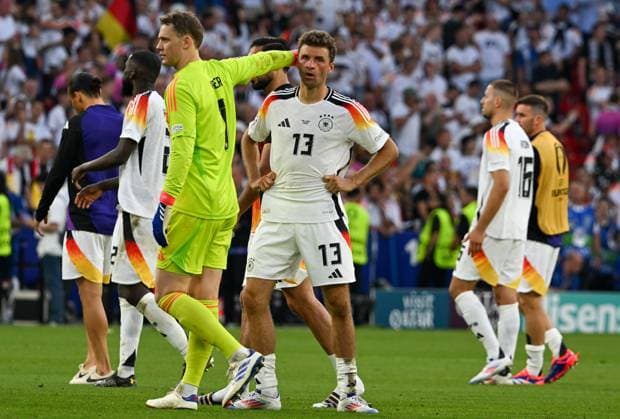 05.07.2024, xsltx, Fussball EM 2024 1 4 Finale, Deutschland - Spanien emspor, v.l. Mannschaft, Spieler, enttaeuscht, enttaeuscht schauend nach Spielende, dissapointed at the end of the match Manuel Neuer (Deutschland), Thomas Mueller (Deutschland) (DFL DFB REGULATIONS PROHIBIT ANY USE OF PHOTOGRAPHS as IMAGE SEQUENCES and or QUASI-VIDEO) Stuttgart