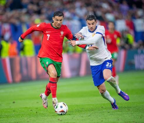 Fussball, Herren, Saison 2023 24, Euro 2024 (Viertelfinale) in Hamburg, Portugal - Frankreich, v.l. Cristiano Ronaldo (Portugal), Theo Hernandez (Frankreich), 05.07. 2024, Copyright: xSebastianxRäppold MatthiasxKochx