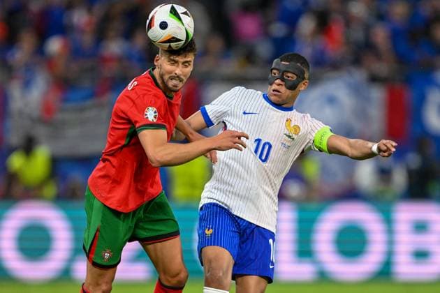 EM 2024: Portugal - Frankreich am 05.07.2024 im Volksparkstadion in Hamburg Ruben Dias 4 of Portugal im Zweikampf gegen Kylian Mbappe 10 of France