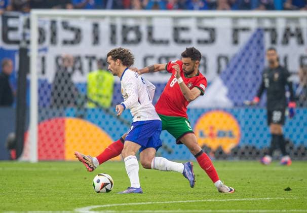 Fussball, Herren, Saison 2023 24, Euro 2024 (Viertelfinale) in Hamburg, Portugal - Frankreich, v.l. Antoine Griezmann (Frankreich), Bruno Fernandes (Portugal), 05.07. 2024, Copyright: xSebastianxRäppold MatthiasxKochx