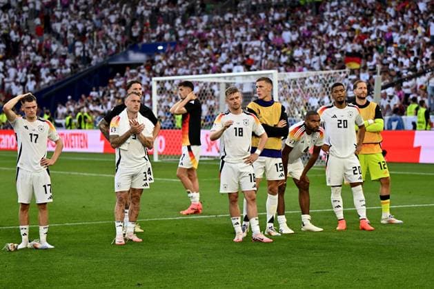 05.07.2024, xscotx, Fussball EM 2024 Viertelfinale, Spanien - Deutschland, emspor, v.l. Spieler der deutschen Mannschaft sind traurig, enttäuscht, frustriert, niedergeschlagen Stuttgart
