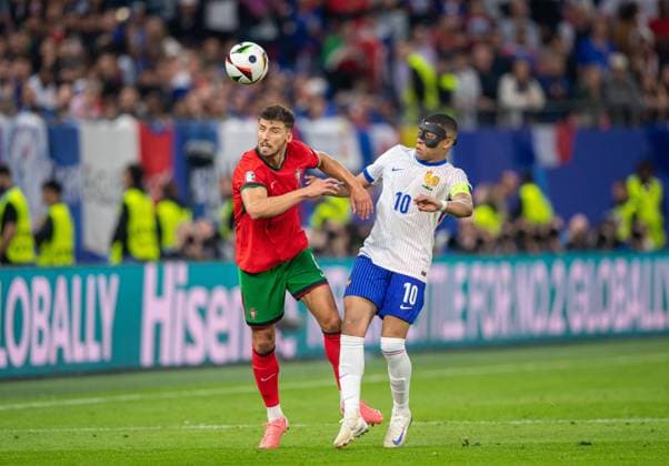 Fussball, Herren, Saison 2023 24, Euro 2024 (Viertelfinale) in Hamburg, Portugal - Frankreich, v.l. Ruben Dias (Portugal), Kylian Mbappe (Frankreich), 05.07. 2024, Copyright: xSebastianxRäppold MatthiasxKochx