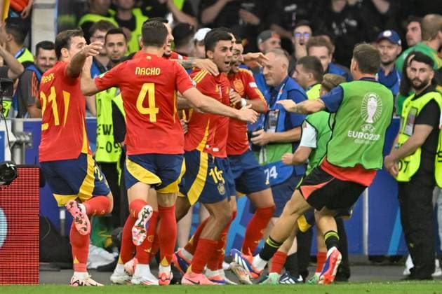 Die Mannschaft von Spanien Jubel Freude Emotion Torjubel Torschuetze Torschütze zum 2:1 Mikel Merino 6 (Spanien) 05.07.2024 Fussball Europameisterschaft in Deutschland Spanien vs Deutschland , Neckarpark Stadion, Stuttgart, Baden Württemberg Germany