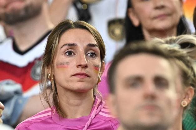 05.07.2024, xscotx, Fussball EM 2024 Viertelfinale, Spanien - Deutschland, emspor, v.l. Lena Wurzenberger, die Freundin von Bundestrainer Julian Nagelsmann traurig, enttäuscht, frustriert, niedergeschlagen Stuttgart
