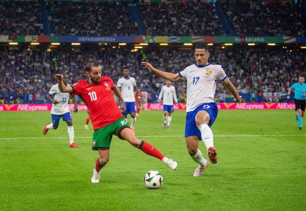 Fussball, Herren, Saison 2023 24, Euro 2024 (Viertelfinale) in Hamburg, Portugal - Frankreich, v.l. Bernardo Silva (Portugal), William Saliba (Frankreich), 05.07. 2024, Copyright: xSebastianxRäppold MatthiasxKochx