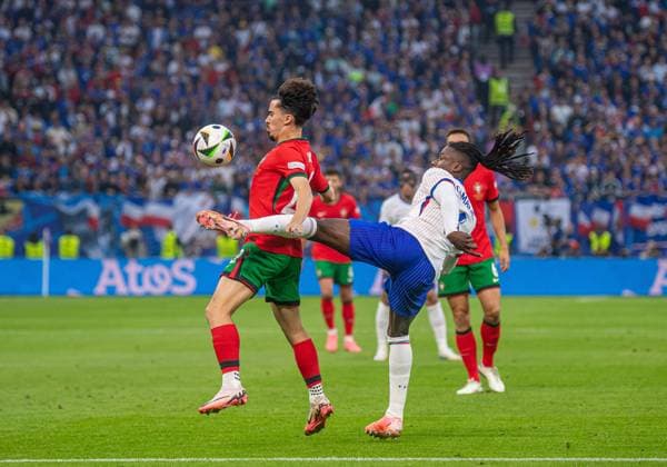 Fussball, Herren, Saison 2023 24, Euro 2024 (Viertelfinale) in Hamburg, Portugal - Frankreich, v.l. Vitinha (Portugal), Eduardo Camavinga (Frankreich), 05.07. 2024, Copyright: xSebastianxRäppold MatthiasxKochx