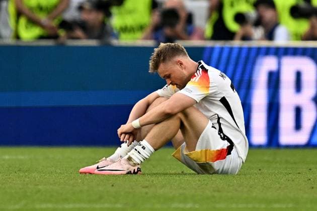 05.07.2024, xscotx, Fussball EM 2024 Viertelfinale, Spanien - Deutschland, emspor, v.l. Maximilian Mittelstädt (Deutsche Fussball Nationalmannschaft DFB) traurig, enttäuscht, frustriert, niedergeschlagen Stuttgart