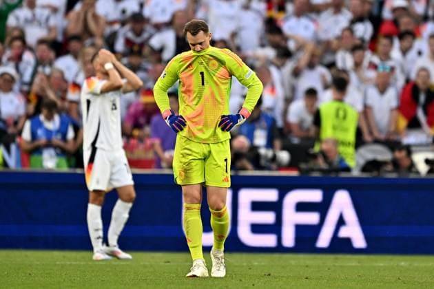 05.07.2024, xscotx, Fussball EM 2024 Viertelfinale, Spanien - Deutschland, emspor, v.l. Manuel Neuer (Deutsche Fussball Nationalmannschaft DFB) traurig, enttäuscht, frustriert, niedergeschlagen Stuttgart