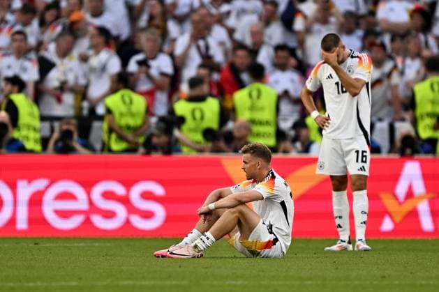 05.07.2024, xscotx, Fussball EM 2024 Viertelfinale, Spanien - Deutschland, emspor, v.l. Maximilian Mittelstädt (Deutsche Fussball Nationalmannschaft DFB) Waldemar Anton (Deutsche Fussball Nationalmannschaft DFB) traurig, enttäuscht, frustriert, niedergeschlagen Stuttgart