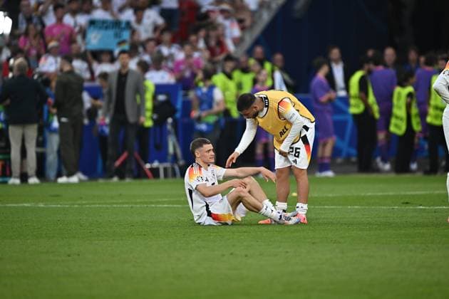 05.07.2024, xscotx, Fussball EM 2024 Viertelfinale, Spanien - Deutschland, emspor, v.l. Florian Wirtz (Deutsche Fussball Nationalmannschaft DFB) Deniz Undav (Deutsche Fussball Nationalmanschaft DFB) traurig, enttäuscht, frustriert, niedergeschlagen Stuttgart