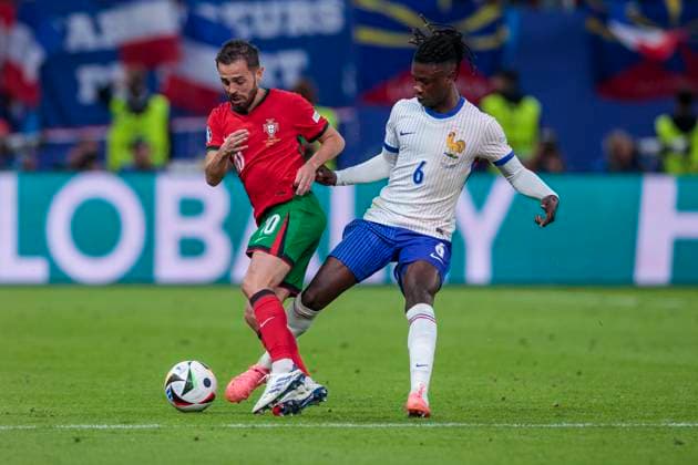 UEFA EURO, EM, Europameisterschaft,Fussball 2024: Portugal - Frankreich; 05.07.2024 Bernardo Silva (Portugal, 10) im Zweikampf mit Eduardo Camavinga (Frankreich, 6). UEFA EURO 2024: Viertelfinale: Portugal - Frankreich; Volksparkstadion Hamburg, Hamburg am 05.07.2024 Copyright: xBEAUTIFULxSPORTS Meuselx