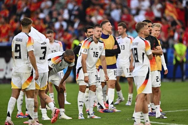 05.07.2024, xscotx, Fussball EM 2024 Viertelfinale, Spanien - Deutschland, emspor, v.l. Spieler der deutschen Mannschaft sind traurig, enttäuscht, frustriert, niedergeschlagen Waldemar Anton (Deutsche Fussball Nationalmannschaft DFB) Stuttgart
