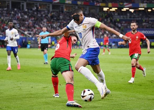 Russia Soccer Euro 2024 Portugal - France 8723192 05.07.2024 Portugal s Joao Palhinha and France s Kylian Mbappe struggle for the ball during the UEFA EURO, EM, Europameisterschaft,Fussball 2024 quarter final soccer match between Portugal and France at the Volksparkstadion in Hamburg, Germany. Alexey Filippov Sputnik Hamburg Germany  Copyright: xAlexeyxFilippovx