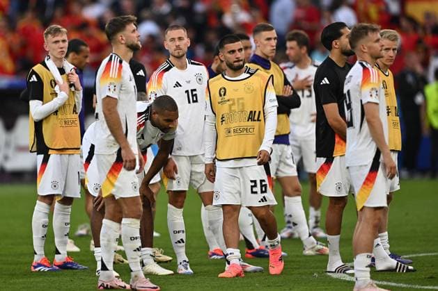 05.07.2024, xscotx, Fussball EM 2024 Viertelfinale, Spanien - Deutschland, emspor, v.l. Spieler der deutschen Mannschaft sind traurig, enttäuscht, frustriert, niedergeschlagen Niclas Füllkrug (Deutsche Fussball Nationalmannschaft DFB) Jonathan Tah (Deutsche Fussball Nationalmannschaft DFB) Waldemar Anton (Deutsche Fussball Nationalmannschaft DFB) Deniz Undav (Deutsche Fussball Nationalmanschaft DFB) Stuttgart