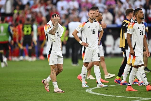 05.07.2024, xscotx, Fussball EM 2024 Viertelfinale, Spanien - Deutschland, emspor, v.l. Spieler der deutschen Mannschaft sind traurig, enttäuscht, frustriert, niedergeschlagen David Raum (Deutsche Fussball Nationalmannschaft DFB) Waldemar Anton (Deutsche Fussball Nationalmannschaft DFB) Benjamin Henrichs (Deutsche Fussball Nationalmannschaft DFB) Stuttgart