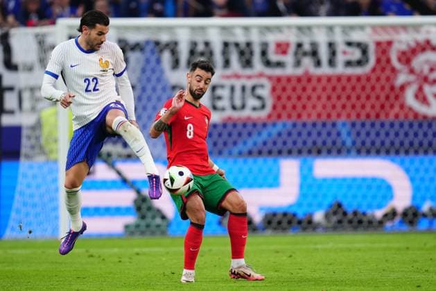 GER: Portugal v France. UEFA EURO, EM, Europameisterschaft,Fussball 2024 Theo Hernandez of France and Bruno Fernandes of Portugal during the UEFA Euro 2024 match between Portugal and France. Quarter Finals, played at Volksparkstadion on July 5, 2024 in Hamburg, Germany. kpng Copyright: xBaguxBlancox xPRESSINPHOTOx PS_240705_POR_FRA_517