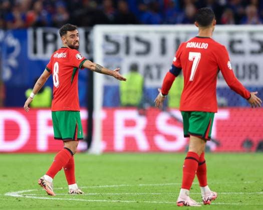 Bruno Fernandes of Portugal and Cristiano Ronaldo of Portugal exchange words Portugal v France, UEFA European Championship, EM, Europameisterschaft 2024, Quarter Final, Football, Volksparkstadion, Hamburg, Germany, 05 Jul 2024 EDITORIAL USE ONLY No use with unauthorised audio, video, data, fixture lists, club league logos or live services. Online in-match use limited to 120 images, no video emulation. No use in betting, games or single club league player publications.  Copyright: xKieranxMcManus Shutterstockx 14571382bg