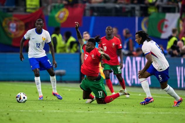 240705 Rafael Leao of Portugal and Jules KoundÃ of France during the UEFA EURO, EM, Europameisterschaft,Fussball 2024 Football Championship Quarterfinal between Portugal and France on July 5, 2024 in Hamburg. Photo: Jesper Zerman BILDBYRAN kod JZ JZ0551 fotboll football soccer fotball fotbolls-em europamästerskap em uefa euro uefa european football championship euro 2024 portugal frankrike france bbeng bbauto Copyright: JESPERxZERMAN BB240705JZ069