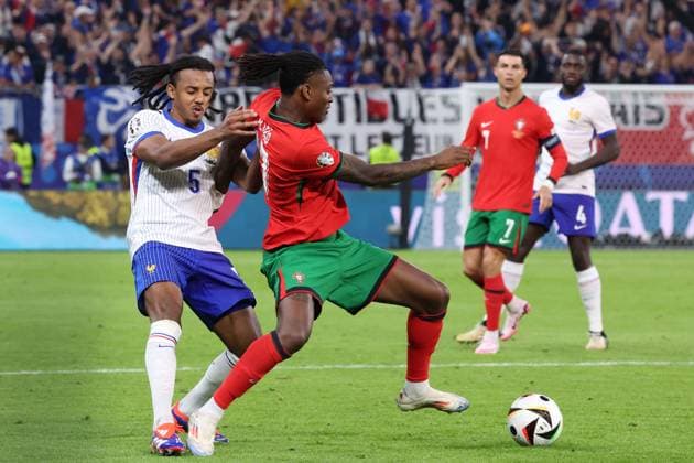 Volksparkstadion, Hamburg UEFA EURO, EM, Europameisterschaft,Fussball 2024 Germany, Viertelfinale 5 Juli 2024 , Portugal - Frankreich v.l., Jules KoundÃ (Frankreich), Rafael Leao (Portugal), Zweikampf, Action, Aktion, Battles for the Ball Copyright: JoaquimxFerreira
