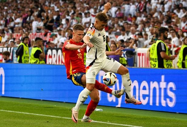 05.07.2024, xsltx, Fussball EM 2024 1 4 Finale, Deutschland - Spanien emspor, v.l. Dani Olmo (Spanien), Joshua Kimmich (Deutschland) Zweikampf, Aktion, action, battle for the ball (DFL DFB REGULATIONS PROHIBIT ANY USE OF PHOTOGRAPHS as IMAGE SEQUENCES and or QUASI-VIDEO) Stuttgart