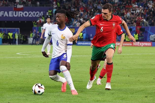 Volksparkstadion, Hamburg UEFA EURO, EM, Europameisterschaft,Fussball 2024 Germany, Viertelfinale 5 Juli 2024 , Portugal - Frankreich v.l., Eduardo Camavinga (Frankreich), Joao Palhinha (Portugal) Zweikampf, Action, Aktion, Battles for the Ball Copyright: JoaquimxFerreira