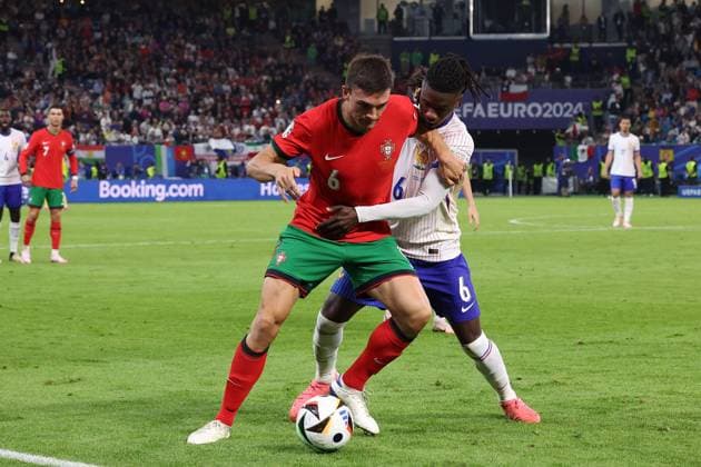 Volksparkstadion, Hamburg UEFA EURO, EM, Europameisterschaft,Fussball 2024 Germany, Viertelfinale 5 Juli 2024 , Portugal - Frankreich v.l., Joao Palhinha (Portugal), Eduardo Camavinga (Frankreich), Zweikampf, Action, Aktion, Battles for the Ball Copyright: JoaquimxFerreira