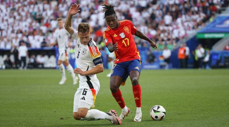BAU 05.07.2024 Stuttgart Fußball EM 2024 Viertelfinale Spanien vs. Deutschland, v.l. Joshua Kimmich (GER), Nico Williams (ESP)