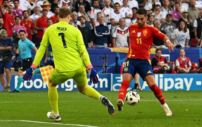 05.07.2024, xsltx, Fussball EM 2024 1 4 Finale, Deutschland - Spanien emspor, v.l. Manuel Neuer (Deutschland), Ferran Torres (Spanien) Zweikampf, Aktion, action, battle for the ball (DFL DFB REGULATIONS PROHIBIT ANY USE OF PHOTOGRAPHS as IMAGE SEQUENCES and or QUASI-VIDEO) Stuttgart