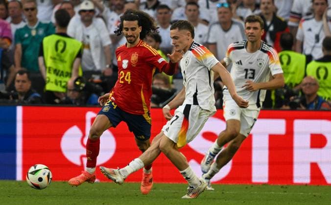 05.07.2024, xsltx, Fussball EM 2024 1 4 Finale, Deutschland - Spanien emspor, v.l. Marc Cucurella (Spanien), Florian Wirtz (Deutschland) Zweikampf, Aktion, action, battle for the ball (DFL DFB REGULATIONS PROHIBIT ANY USE OF PHOTOGRAPHS as IMAGE SEQUENCES and or QUASI-VIDEO) Stuttgart