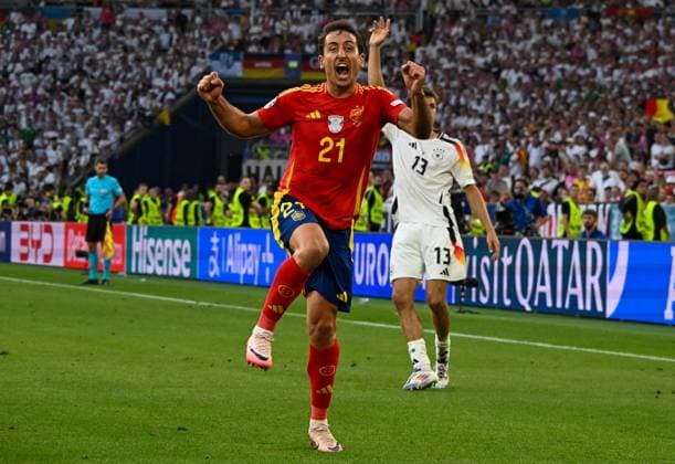 05.07.2024, xsltx, Fussball EM 2024 1 4 Finale, Deutschland - Spanien emspor, v.l. Mikel Oyarzabal (Spanien) jubelt nach dem 1:2 von Mikel Merino (Spanien) (DFL DFB REGULATIONS PROHIBIT ANY USE OF PHOTOGRAPHS as IMAGE SEQUENCES and or QUASI-VIDEO) Stuttgart