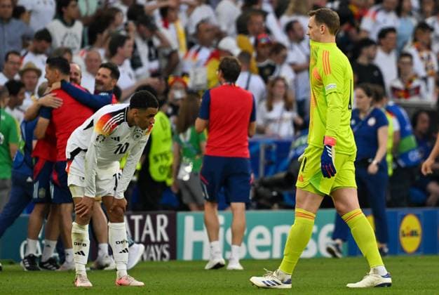 05.07.2024, xsltx, Fussball EM 2024 1 4 Finale, Deutschland - Spanien emspor, v.l. Mannschaft, Spieler, enttaeuscht, enttaeuscht schauend nach Spielende, dissapointed at the end of the match Jamal Musiala (Deutschland), Manuel Neuer (Deutschland) (DFL DFB REGULATIONS PROHIBIT ANY USE OF PHOTOGRAPHS as IMAGE SEQUENCES and or QUASI-VIDEO) Stuttgart