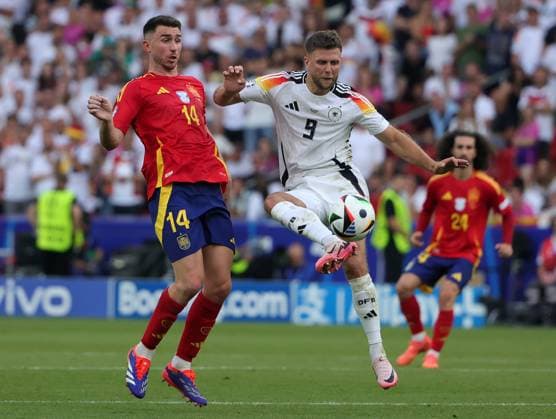 05.07..2024, Fussball Europameisterschaft, Deutschland Viertelfinale, vs Spanien, Stuttgart Football Arena, im Bild: Aymeric Laporte (Spanien) vs Niclas Fuellkrug (Deutschland)
