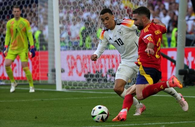 05.07..2024, Fussball Europameisterschaft, Deutschland Viertelfinale, vs Spanien, Stuttgart Football Arena, im Bild: Manuel Neuer (Deutschland), Jamal Musiala (Deutschland) vs Daniel Carvajal (Spanien)