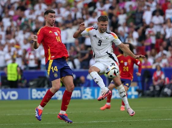 05.07..2024, Fussball Europameisterschaft, Deutschland Viertelfinale, vs Spanien, Stuttgart Football Arena, im Bild: Aymeric Laporte (Spanien) vs Niclas Fuellkrug (Deutschland)