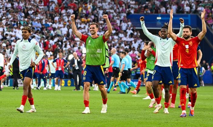 05.07.2024, xsltx, Fussball EM 2024 1 4 Finale, Deutschland - Spanien emspor, v.l. Mannschaft, Spieler, jubeln nach Spielende, celebrate at the end of the match (DFL DFB REGULATIONS PROHIBIT ANY USE OF PHOTOGRAPHS as IMAGE SEQUENCES and or QUASI-VIDEO) Stuttgart