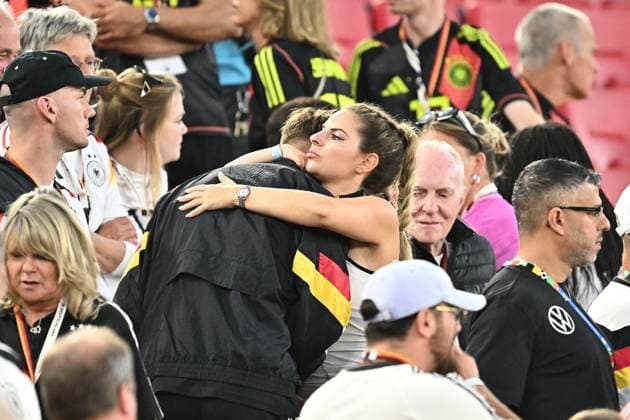 05.07.2024, xscotx, Fussball EM 2024 Viertelfinale, Spanien - Deutschland, emspor, v.l. Niclas Füllkrug (Deutsche Fussball Nationalmannschaft DFB) traurig, enttäuscht, frustriert, niedergeschlagen wird von seiner Frau Lisa Füllkrug getröstet Stuttgart