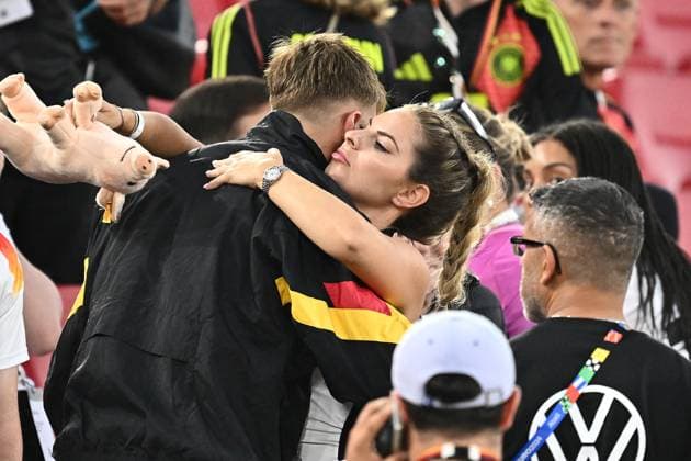 05.07.2024, xscotx, Fussball EM 2024 Viertelfinale, Spanien - Deutschland, emspor, v.l. Niclas Füllkrug (Deutsche Fussball Nationalmannschaft DFB) traurig, enttäuscht, frustriert, niedergeschlagen wird von seiner Frau Lisa Füllkrug getröstet Stuttgart