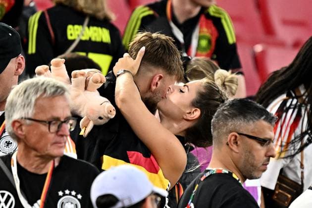 05.07.2024, xscotx, Fussball EM 2024 Viertelfinale, Spanien - Deutschland, emspor, v.l. Niclas Füllkrug (Deutsche Fussball Nationalmannschaft DFB) traurig, enttäuscht, frustriert, niedergeschlagen wird von seiner Frau Lisa Füllkrug getröstet Stuttgart