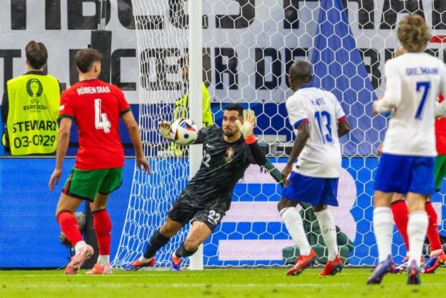 Portugal v France: Quarter-Final - UEFA EURO, EM, Europameisterschaft,Fussball 2024 Bernardo Silva, Eduardo CamavingaRuben Dias, Diogo Costa, N™Golo Kante are playing during the UEFA Euro 2024 Quarter-Final match between Portugal v France, at the stadium in Hamburg, Germany, on July 5, 2024. Hamburg Germany  Copyright: xAndrzejxIwanczukx originalFilename:iwanczuk-portugal240705_npCwf.jpg