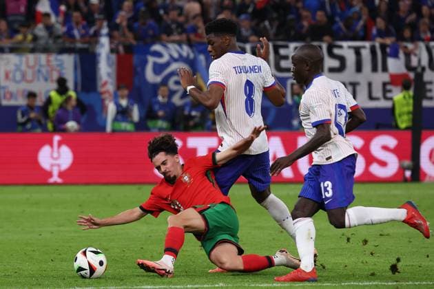 Volksparkstadion, Hamburg UEFA EURO, EM, Europameisterschaft,Fussball 2024 Germany, Viertelfinale 5 Juli 2024 , Portugal - Frankreich v.l., Vitinha (Portugal), AurÃ lien Tchouameni (Frankreich), N Golo KantÃ (Frankreich), Zweikampf, Action, Aktion, Battles for the Ball Copyright: JoaquimxFerreira