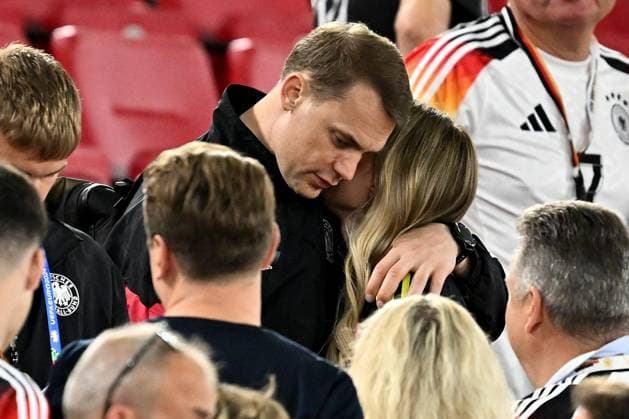 05.07.2024, xscotx, Fussball EM 2024 Viertelfinale, Spanien - Deutschland, emspor, v.l. Manuel Neuer (Deutsche Fussball Nationalmannschaft DFB) traurig, enttäuscht, frustriert, niedergeschlagen Anika Bissel, die Frau von Torwart Manuel Neuer Stuttgart