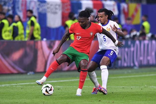 Fußball UEFA EURO, EM, Europameisterschaft,Fussball 2024 Viertelfinale Portugal - Frankreich am 05.07.2024 im Volksparkstadion Hamburg in Hamburg Rafael Leao ( Portugal ), links - Jules Kounde ( Frankreich ), rechts