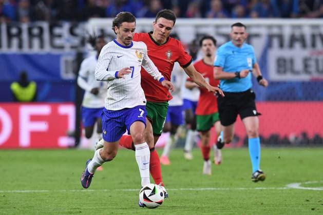 Fußball UEFA EURO, EM, Europameisterschaft,Fussball 2024 Viertelfinale Portugal - Frankreich am 05.07.2024 im Volksparkstadion Hamburg in Hamburg Antoine Griezmann ( Frankreich ), links - Joao Palhinha ( Portugal ), rechts